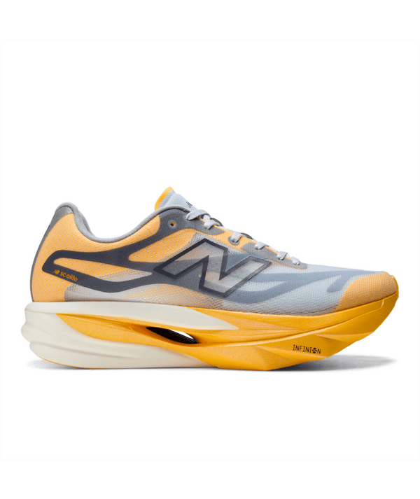 En satsuma-orange og grå løbesko med en tyk, buet hvid og orange sål, med New Balance-logoet og overdel i mesh. Denne Fuelcell Supercomp Elite V6 (Herre), der er designet til NYC Marathon, er en højtydende konkurrencesko til løbere, vist set fra siden på en ensfarvet hvid baggrund.