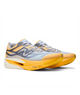 Et par New Balance FuelCell SuperComp Elite V6 konkurrencesko i farven Satsuma Orange, designet til mænd og inspireret af NYC Marathon. Disse løbesko har en tyk, buet sål med et responsivt carbonplade-design og et markant N-logo på siden. Snørebåndene og tungen er hvide.