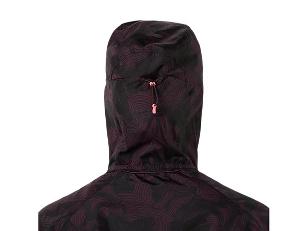 Et nærbillede af Asics Fujitrail Packable Jacket til kvinder i farven Dark Aubergine, set bagfra. Hætten er trukket op og har en lyserød lynlås midt bagpå, som suppleres af et lyserødt, abstrakt mønster.