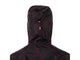 Et nærbillede af Asics Fujitrail Packable Jacket til kvinder i farven Dark Aubergine, set bagfra. Hætten er trukket op og har en lyserød lynlås midt bagpå, som suppleres af et lyserødt, abstrakt mønster.