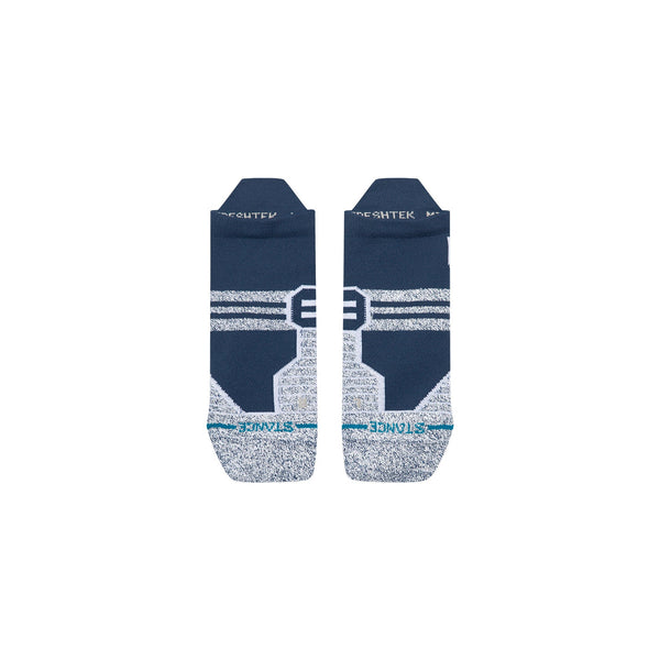 Et par Stance Fusion Grip Tab-løbesokker i unisex-farven navy, udstyret med skridsikre grippaneler for øget stabilitet, ligger fladt side om side på en hvid baggrund. Disse sportsokker har et farvespil i blå og grå med hvide striber og turkise detaljer ved tåen, suppleret med tekst og designdetaljer. Nyd komfort hele dagen med Stance FreshTek-teknologi.