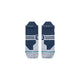 Et par Stance Fusion Grip Tab-løbesokker i unisex-farven navy, udstyret med skridsikre grippaneler for øget stabilitet, ligger fladt side om side på en hvid baggrund. Disse sportsokker har et farvespil i blå og grå med hvide striber og turkise detaljer ved tåen, suppleret med tekst og designdetaljer. Nyd komfort hele dagen med Stance FreshTek-teknologi.