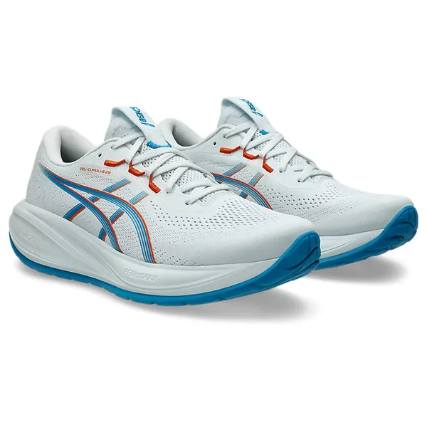 Asics Gel-Cumulus 28 Herre løbesko i Arctic Blue/Aegean Blue har en åndbar overdel i mesh, blå detaljer og såler, hvide snørebånd og synlig Asics-branding på siderne og pløsen.