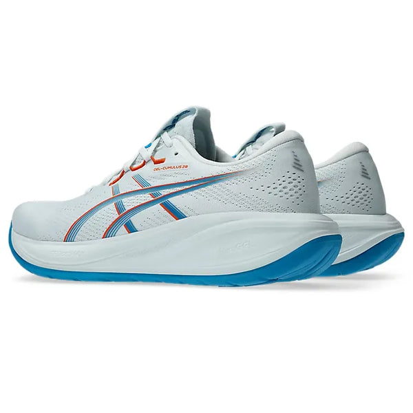 Et par Asics Gel-Cumulus 28 herre løbesko i Arctic Blue/Aegean Blue, vist vinklet for at fremhæve både side- og rygbillede.