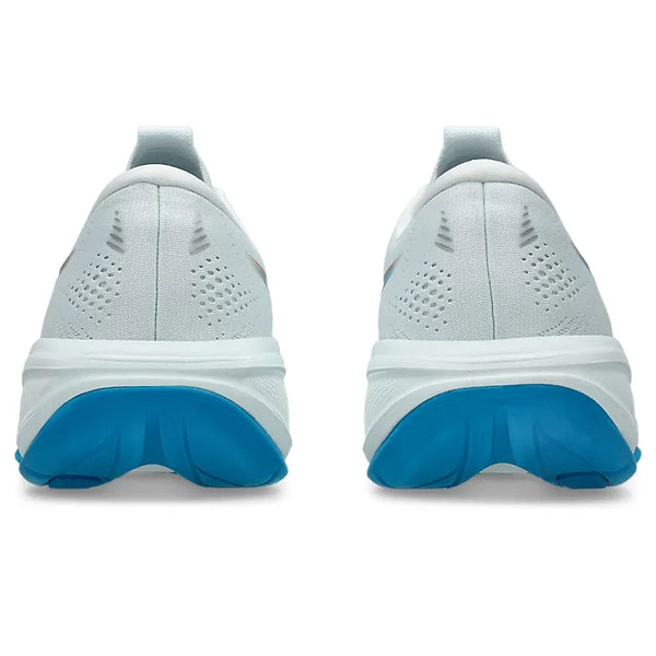 En bagside af Asics Gel-Cumulus 28, Herre, Arctic Blue/Aegean Blue viser de neutrale herreløbesko med perforeret hæl, blå ydersål og tyk hvid mellemsål, side om side på en hvid baggrund.