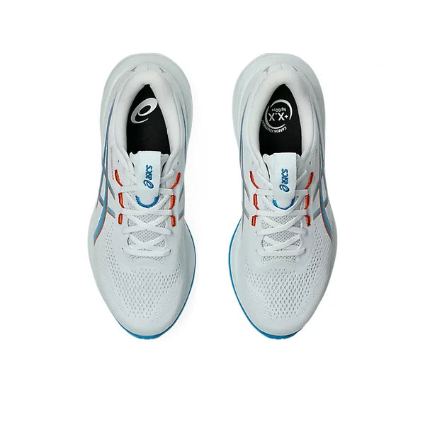 Et par ASICS Gel-Cumulus 28 løbesko herre i Arctic Blue/Aegean Blue set ovenfra med blå detaljer, overdel i mesh og synlige ASICS-logoer på pløsen og i siden.