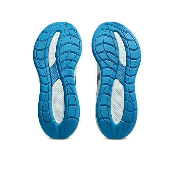 Et par Asics Gel-Cumulus 28 Herre løbesko i Arctic Blue/Aegean Blue vises fra bunden med lyseblå, mønstrede såler og hvide ovale sektioner midt på hver sål.