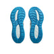 Et par Asics Gel-Cumulus 28 Herre løbesko i Arctic Blue/Aegean Blue vises fra bunden med lyseblå, mønstrede såler og hvide ovale sektioner midt på hver sål.