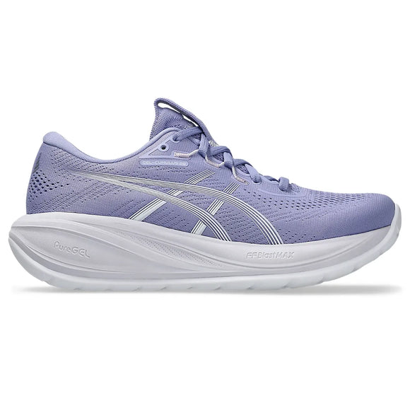 ASICS Gel-Cumulus 28 løbesko dame i Bluebell/White har overdel i mesh, polstret hvid sål og signaturbranding. Vist i sideprofil mod en ren hvid baggrund.