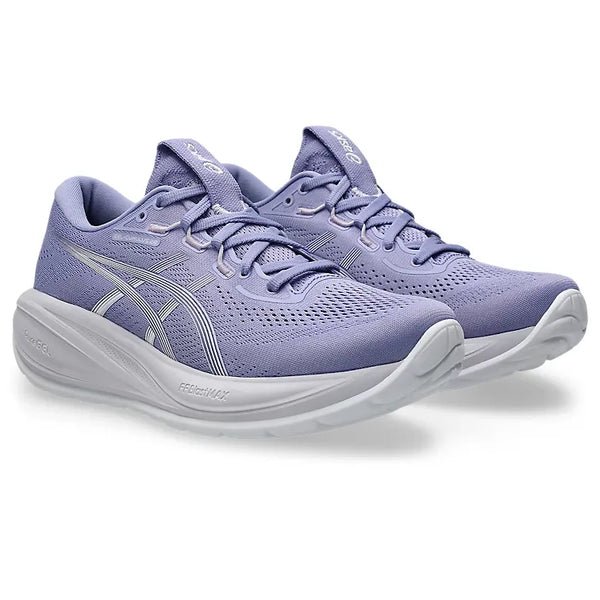 Et par Asics Gel-Cumulus 28 dame løbesko i Bluebell/White med hvide mellemsåler og snørebånd, signaturlogo på siden og mærketunge, vist på en almindelig hvid baggrund.
