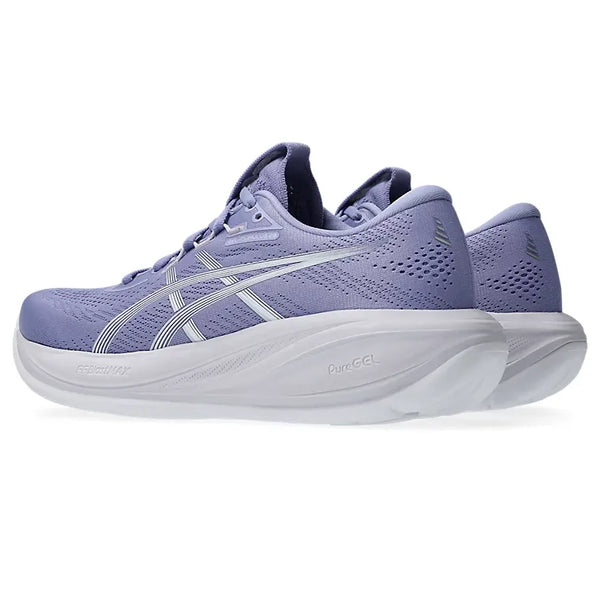 Et par Asics Gel-Cumulus 28 løbesko dame i Bluebell/White med hvide såler og detaljer, vist i en vinkel på tre fjerdedele af ryggen på en almindelig hvid baggrund.