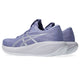 Et par Asics Gel-Cumulus 28 løbesko dame i Bluebell/White med hvide såler og detaljer, vist i en vinkel på tre fjerdedele af ryggen på en almindelig hvid baggrund.