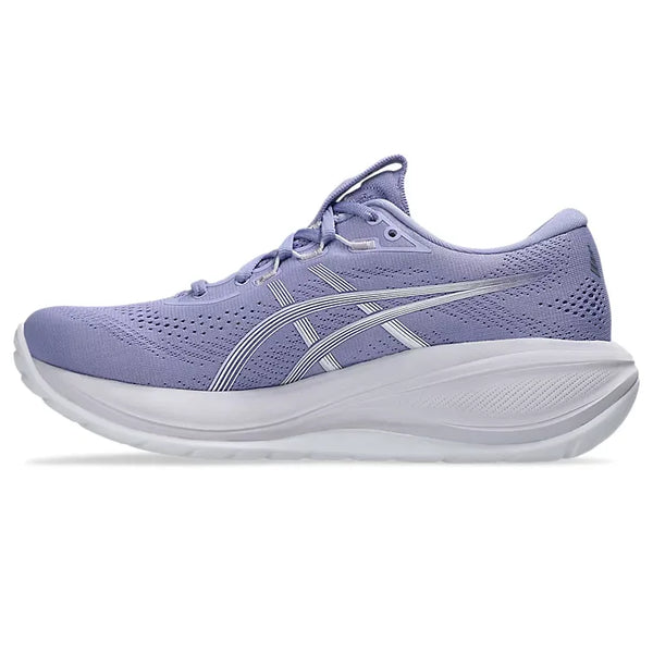 Asics Gel-Cumulus 28, Dame, i Bluebell/White har en overdel i åndbart mesh og klassiske hvide Asics-striber, set fra siden på en almindelig hvid baggrund.