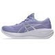 Asics Gel-Cumulus 28, Dame, i Bluebell/White har en overdel i åndbart mesh og klassiske hvide Asics-striber, set fra siden på en almindelig hvid baggrund.
