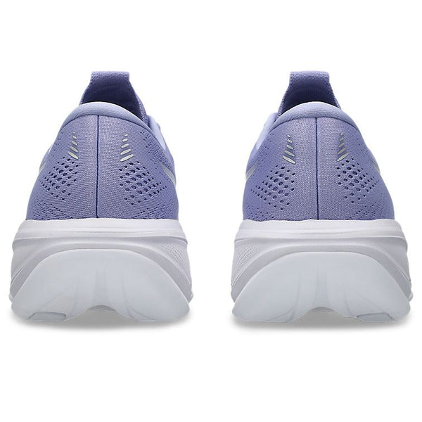 Et par blåhvide Asics Gel-Cumulus 28 Dame løbesko set bagfra, med tykke hvide såler og ventilerede perforerede hæle.