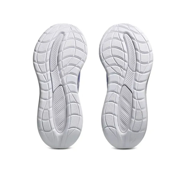 Billedet viser ydersålerne på et par Asics Gel-Cumulus 28 Dame løbesko i Bluebell/White, side om side, med strukturerede slidbanemønstre for greb og fleksibilitet på en almindelig hvid baggrund.