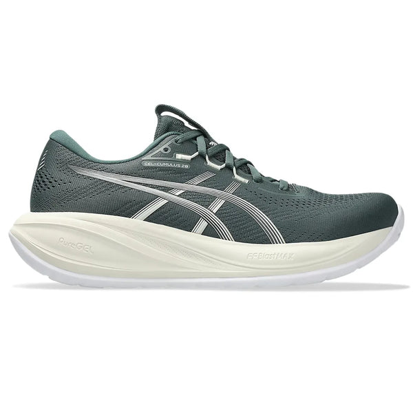 Asics Gel-Cumulus 28 Herre i Dusty Fern/Ivory er en grøn neutral løbesko med hvide detaljer og snørebånd, en tyk hvid sål og Gel-Cumulus 28-branding på siden, vist som ny mod en almindelig hvid baggrund.