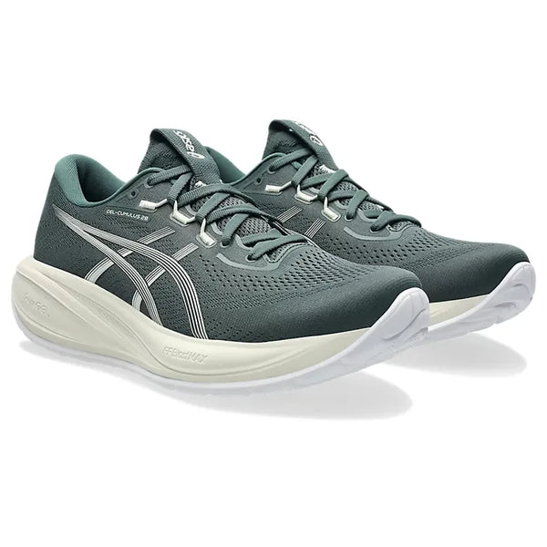 Et par ASICS Gel-Cumulus 28 Herre løbesko i Dusty Fern/Ivory med overdel i mesh, snørelukning, hvide såler, sølvfarvede detaljer og signaturlogo på siden og tungen for et strømlinet look.