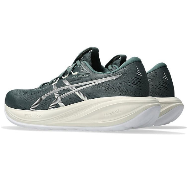 Et par Asics Gel-Cumulus 28 løbesko herre i Dusty Fern/Ivory med hvide mellemsåler, sølvfarvede sidestriber, overdel i mesh og synlige PureGEL- og GEL-CUMULUS-labels set fra bagsiden.
