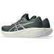 Et par Asics Gel-Cumulus 28 løbesko herre i Dusty Fern/Ivory med hvide mellemsåler, sølvfarvede sidestriber, overdel i mesh og synlige PureGEL- og GEL-CUMULUS-labels set fra bagsiden.