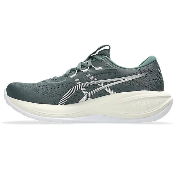 Et sidebillede af Asics Gel-Cumulus 28 herre i Dusty Fern/Ivory med hvide detaljer, et hvidt logo og en polstret sål, vist på en almindelig hvid baggrund.