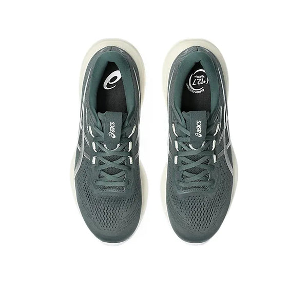 Et par Asics Gel-Cumulus 28 Herre i Dusty Fern/Ivory vises ovenfra på en hvid baggrund med hvide såler, sorte og hvide sidedetaljer og Asics-logoet synligt på pløsen.