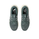 Et par Asics Gel-Cumulus 28 Herre i Dusty Fern/Ivory vises ovenfra på en hvid baggrund med hvide såler, sorte og hvide sidedetaljer og Asics-logoet synligt på pløsen.