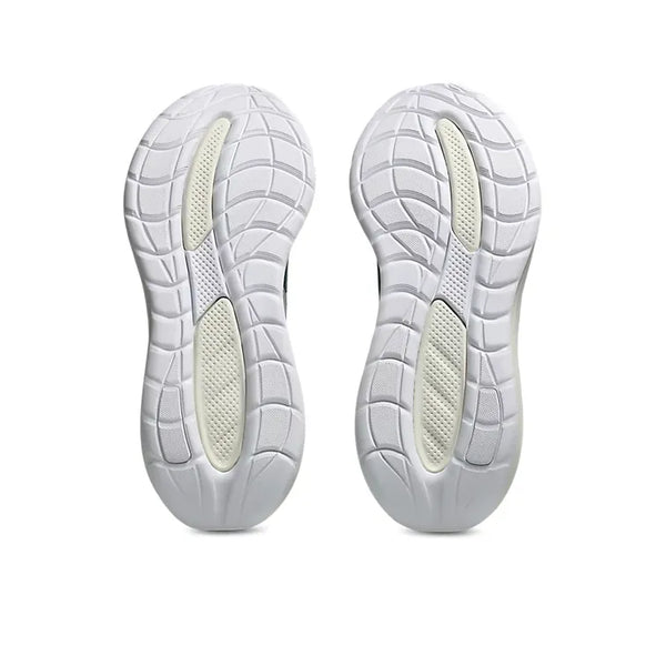 Et par Asics Gel-Cumulus 28 Herre i Dusty Fern/Ivory vist nedefra med strukturerede såler og riller, der giver et godt greb - ideelle neutrale løbesko til komfort og præstation.