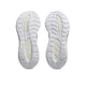 Et par Asics Gel-Cumulus 28 Herre i Dusty Fern/Ivory vist nedefra med strukturerede såler og riller, der giver et godt greb - ideelle neutrale løbesko til komfort og præstation.