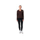 En person står på en almindelig hvid baggrund iført Liiteguard Ground-Tech 1/4 Zip, Dame, i Coffee Bean med et lille logo på brystet sammen med sorte leggings og hvide sneakers. De ser fremad med armene afslappet ned langs siden.