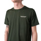 En person med lys hud og tatoveringer på venstre underarm bærer en Liiteguard Ground-Tech T-shirt, Herre, i Army Green med Liiteguard-logoet på venstre bryst.