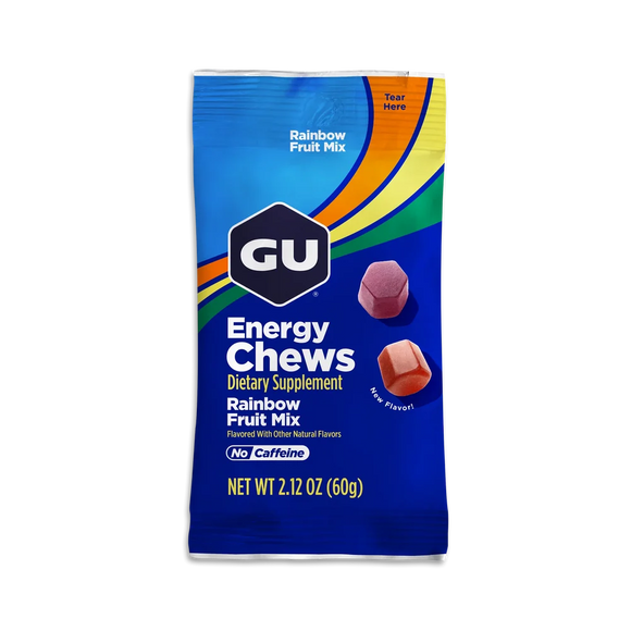 En blå pakke med GU Energy Chews, Rainbow Fruit Mix fra GU Energy, 2,12 oz (60 g), har en etiket, der fremhæver »Ingen koffein« og viser to tyggetabletter ved siden af ordene »blandet smag«. Disse energityggegummi er perfekte til et hurtigt energitilskud og er fyldt med elektrolytter, der holder dig fuld af energi og hydreret. I det øverste hjørne af pakken står der »Riv her«.