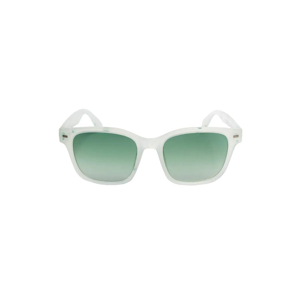 Gaia unisex-solbriller fra Not Just Shades med gennemskinnelige hvide stel og grønne glas med farveovergang, håndlavet i Vietnam med UV400-beskyttelse.