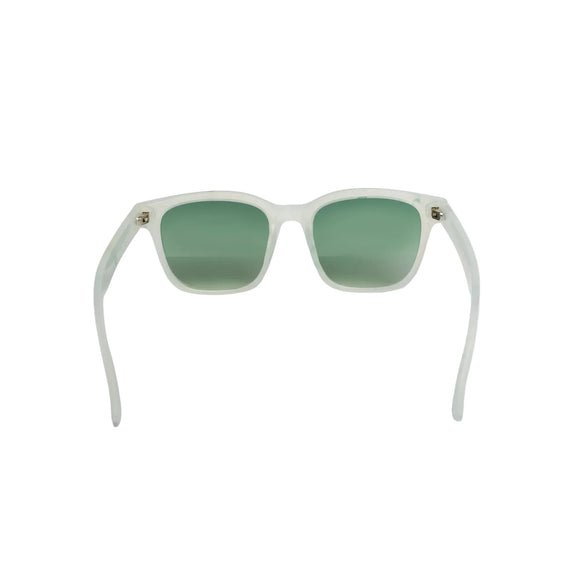 Gaia-solbrillerne, der er håndlavet i Vietnam, er unisex-modeller med gennemskinnelige hvide stel og grønne glas med farveovergang, der yder UV400-beskyttelse.