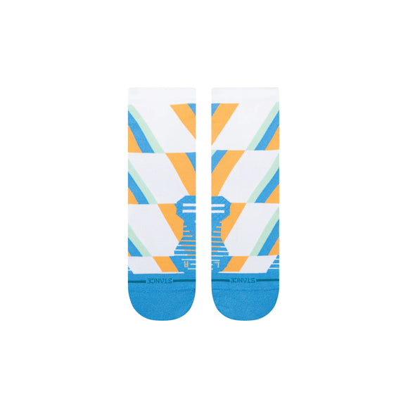 Stance Gamma Ray UL Quarter-strømperne til mænd og kvinder har blå geometriske mønstre, ensfarvede blå tæer og hæle, STANCE-logoet nær tåen og FreshTek-teknologi til behageligt aktivt tøj.