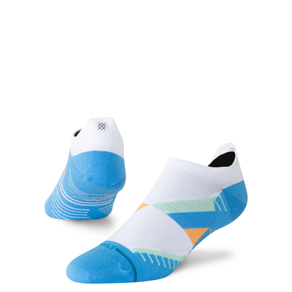 Stance Gamma Ray UL Tab unisex løbestrømper har blå tå og hæl, hvid top og geometriske mønstre i lyseblå, grøn, gul og orange med Infiknit forstærkninger for holdbarhed. Den ene sok er opretstående, den anden viser hælen.