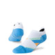 Stance Gamma Ray UL Tab unisex løbestrømper har blå tå og hæl, hvid top og geometriske mønstre i lyseblå, grøn, gul og orange med Infiknit forstærkninger for holdbarhed. Den ene sok er opretstående, den anden viser hælen.