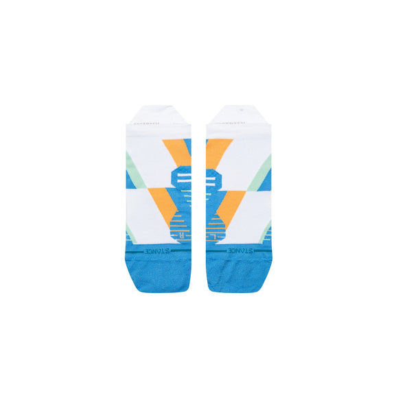 Stance Gamma Ray UL Tab unisex løbestrømper i blå med geometrisk mønster i blå, orange, grøn og hvid samt blå tå. Frisk komfort med FreshTek-teknologi og et farverigt design på toppen.