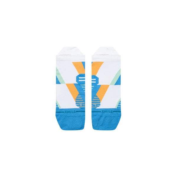 Stance Gamma Ray UL Tab unisex løbestrømper i blå med geometrisk mønster i blå, orange, grøn og hvid samt blå tå. Frisk komfort med FreshTek-teknologi og et farverigt design på toppen.