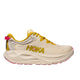 Hoka Gaviota 6 Dame i Birch/Yellow Gold har en beige overdel med gule detaljer, pink ydersål, fedt Hoka-logo på siden, tyk, skulpturel sål og et lavt snit.