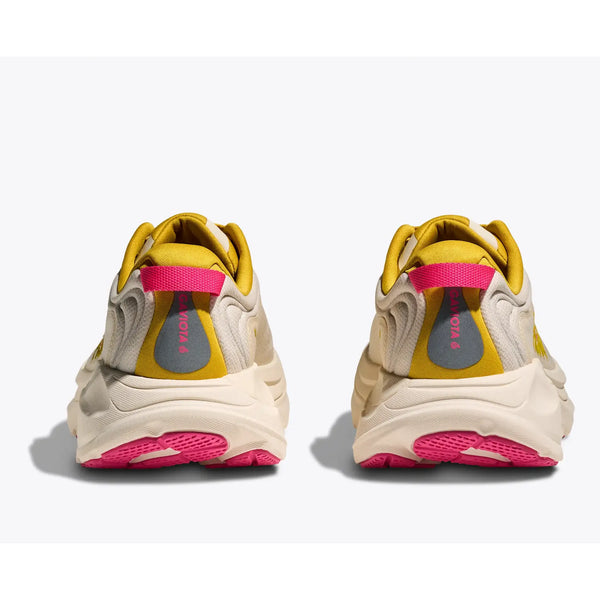 Et par Hoka Gaviota 6 Dame-sneakers i Birch/Yellow Gold ses bagfra. Hælfligen viser modelnavnet.