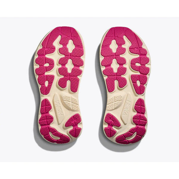 Et par Hoka Gaviota 6 Dame ydersåler vender opad og viser beige mellemsåler med pink gummislidbaner og "HOKA" præget nær svangen. Farve: Birk/gul guld.