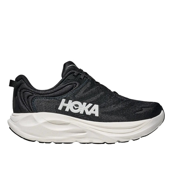 Hoka Gaviota 6 Dame i sort/hvid har et sort atletisk design med hvidt Hoka-mærke på siden og en tyk, hvid polstret sål, her set fra siden mod en hvid baggrund.