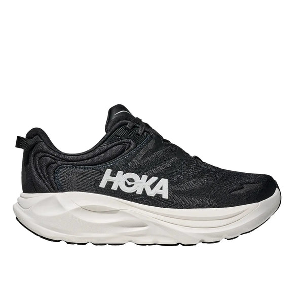 Hoka Gaviota 6 Dame i sort/hvid har et sort atletisk design med hvidt Hoka-mærke på siden og en tyk, hvid polstret sål, her set fra siden mod en hvid baggrund.