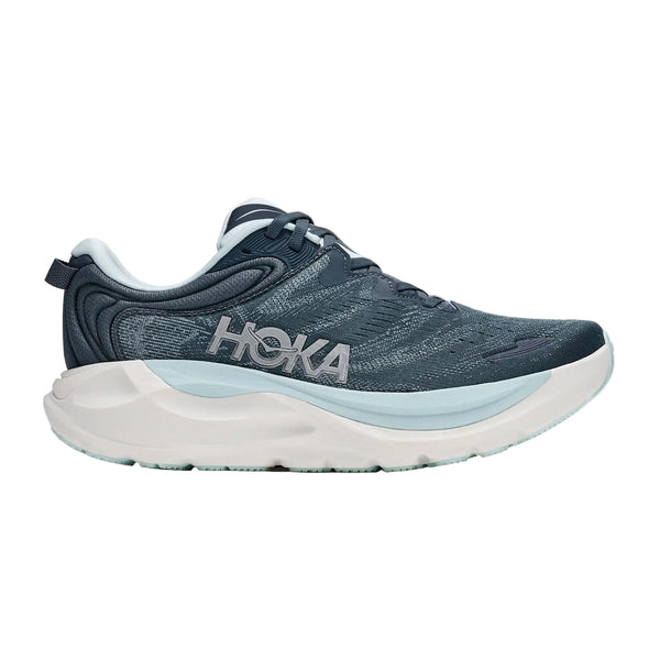 Hoka Gaviota 6-løbesko til kvinder i farven Faded Navy/Glimmering Blue har et HOKA-logo på siden, en hvid, stødabsorberende sål og snørelukning. Vist i profil på hvid baggrund.