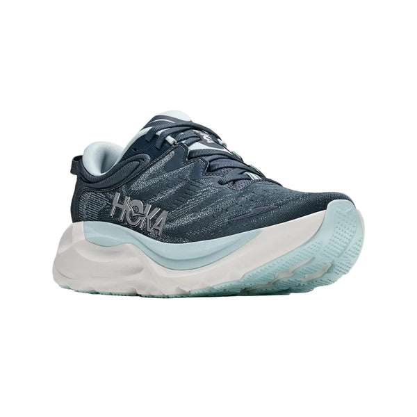 Hoka Gaviota 6-løbeskoen til kvinder i farven Faded Navy/Glimmering Blue vises fra en vinkel på en hvid baggrund med en tyk, hvid og lyseblå sål – perfekt som en komfortabel stabilitetsløbesko til kvinder.