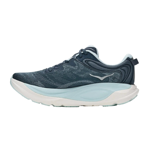Hoka Gaviota 6 Dame i farven Faded Navy/Glimmering Blue har en mørkeblå overdel, en lyseblå sål og foring samt et diskret bølgelogo, der er afbildet i profil med venstre side vendt fremad.