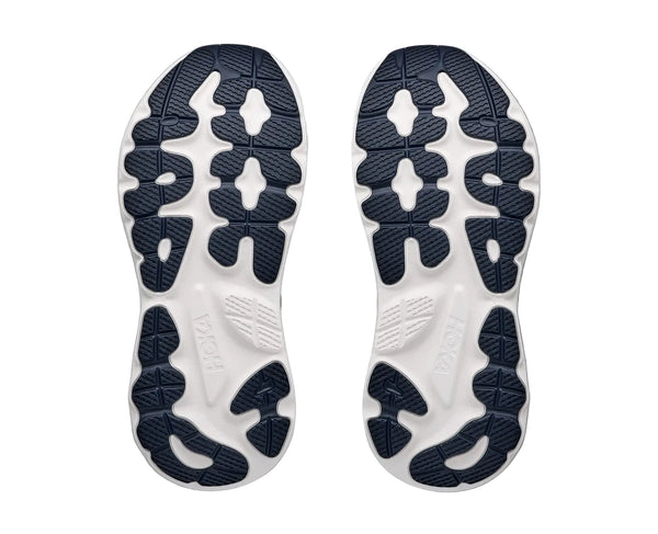 Et par Hoka Gaviota 6 herresko i farvekombinationen Virtual Blue/Varsity Navy vises side om side og fremviser mønstrede såler, der sikrer maksimal komfort og greb. Hoka-logoet er placeret centralt på hver sål.