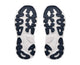 Et par Hoka Gaviota 6 herresko i farvekombinationen Virtual Blue/Varsity Navy vises side om side og fremviser mønstrede såler, der sikrer maksimal komfort og greb. Hoka-logoet er placeret centralt på hver sål.