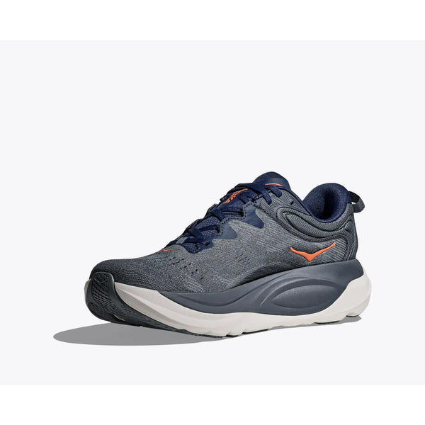 Hoka Gaviota 6 Herre i Midnight Blue/Faded Navy har en mørkegrå atletisk overdel, chunky hvid og mørk sål, marineblå snørebånd og et orange logo på siden, der vises mod en almindelig hvid baggrund.